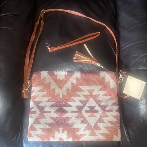10.5 x 8.5 beautiful aztec patterned cross body/wristlet! - Picture 5 of 7